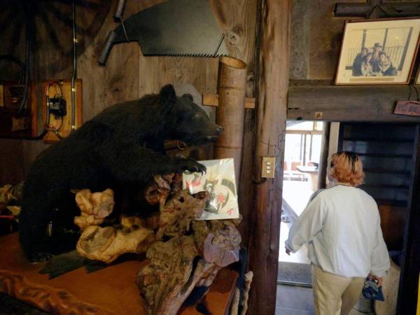 Algunos incluso llaman con meses de antelación y preguntan si todavía tendrán carne de oso para esa fecha.