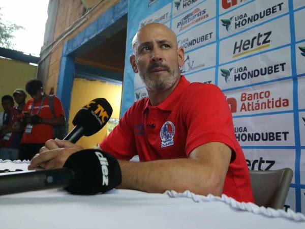 Espinel salió molesto en conferencia de prensa de la jornada 19 de Liga Nacional.