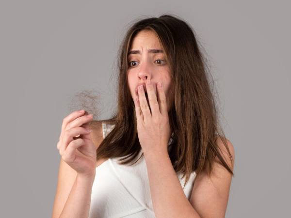 La alopecia en mujeres es muy común y suele avanzar de manera más difusa y menos visible en sus etapas iniciales.