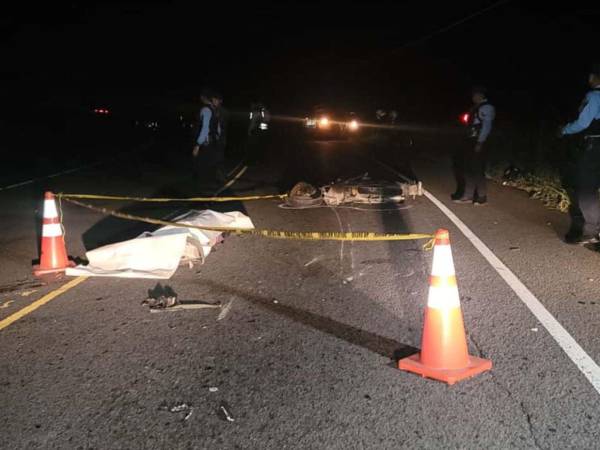 El cuerpo del fallecido quedó tendido en el suelo, en medio de la carrertera.
