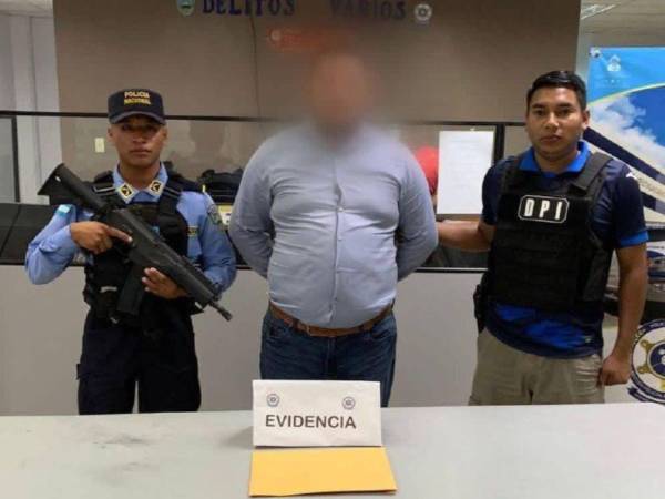 Presuntamente, después de haber obtenido la información, el acusado reveló dicha información a los familiares de las personas que defendía.