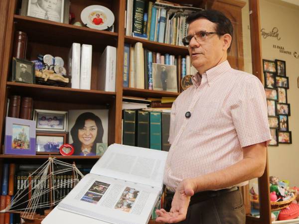 José Manuel Matheu hojea con orgullo un ejemplar de Páginas para mis hijos<b></b>, el manuscrito personal e íntimo donde ha documentado su vida, anécdotas y las memorias más profundas de su entorno familiar.