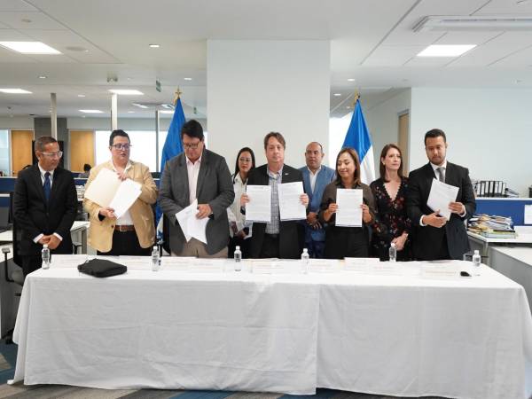 Autoridades de la SDE junto con delegados de organizaciones del sector privado sostuvieron una reunión para conformar esta mesa.
