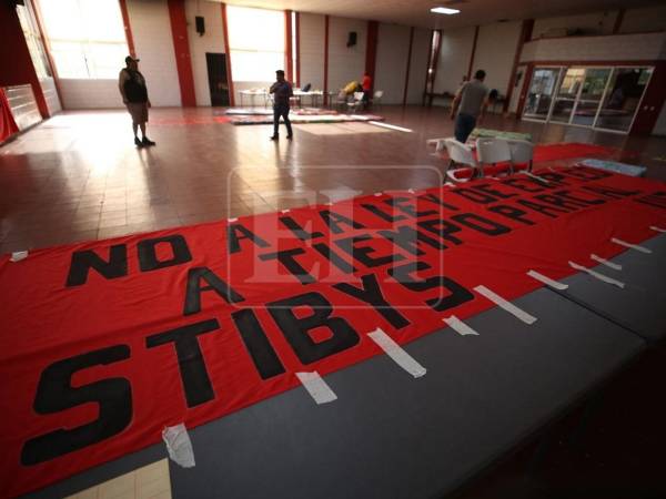 Trabajadores ya elaboran pancartas y mantas con mensajes de exigencia, plasmando en cada trazo las demandas que llevarán a las calles este 1 de mayo, Día del Trabajador hondureño.