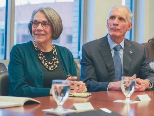 La canciller Mireya Agüero y el presidente Nasry Asfura tomaron la determinación de eliminar los pasaportes diplomáticos vitalicios.