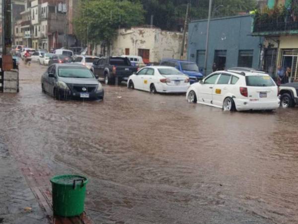 El Distrito Central registra 15 colonias afectadas por lluvias y suman 120 personas que tuvieron problemas por inundaciones en sus viviendas.