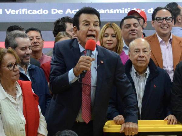 Mientras el escrutinio avanza lentamente, Nasralla acusa al PN de intimidar a sus representantes y de inflar votos .