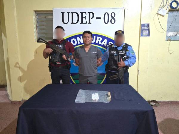 El doctor Alexis Israel Méndez Rodas, al ser detenido por la Policía, en Talanga.