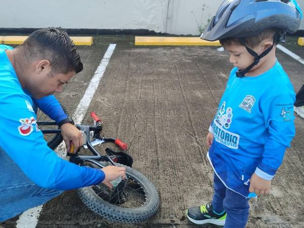 Ya sea haciendo ajustes de último momento, refrescando las instrucciones, o animando a sus pequeños, los padres de la Vuelta Infantil comparten una jornada deportiva amena con sus hijos.