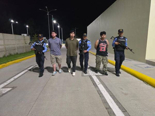 Los tres jovencitos detenidos en la colonia Modelo, de Intibucá, señalados de pertenecer a la Mara Salvatrucha MS-13.