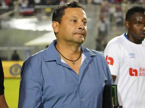 Jeaustin Campos continuará al frente del Real España.