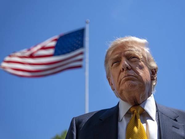 Trump descendió del Air Force One a las 20.08 hora local y levantó el puño ante las cámaras mientras sonaba la banda militar antes de dirigirse a la caravana oficial.