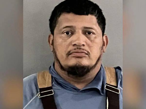 Tras su arresto, fue trasladado a un centro de detención y será entregado al Servicio de Inmigración y Control de Aduanas (ICE) para su proceso migratorio.