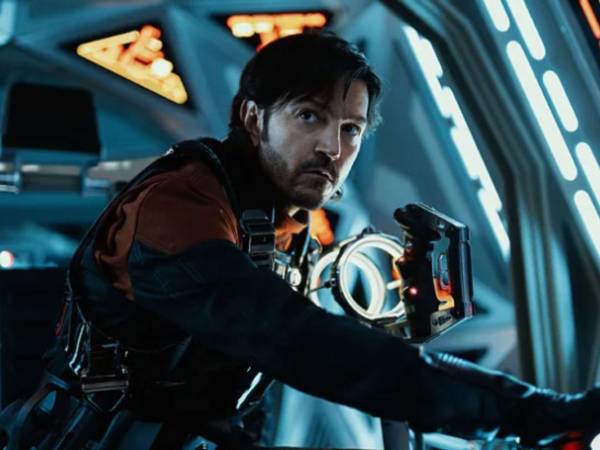 El mexicano Diego Luna es uno de los actores que podrían poner a los latinos en alto durante la entrega de premios de los Golden Globes de este domingo 11 de enero por su actuación en Andor.