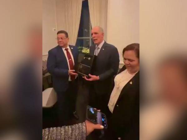 El mandatario recibió las llaves de la ciudad tras concluir sus reuniones con las autoridades de Estados Unidos.