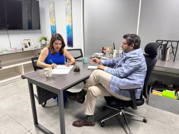 Cossette López y Rolando Kattan se reunieron para revisar datos del DNI de cara a las elecciones.