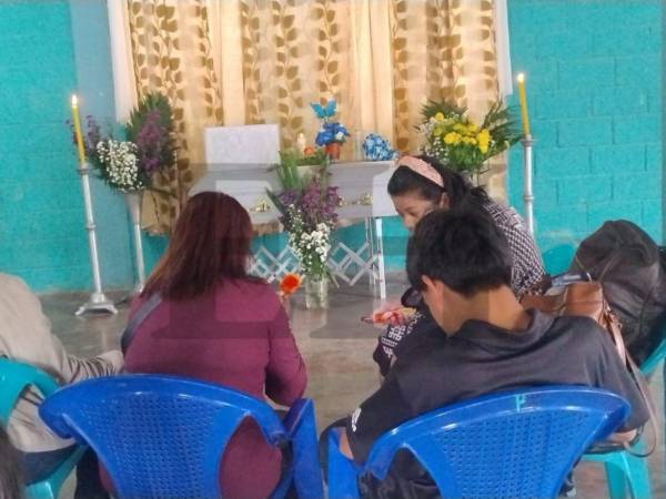 Familiares, amigos vecinos y compañeros lamentan la terrible muerte de Johnny Neptaly Gómez Vásquez.