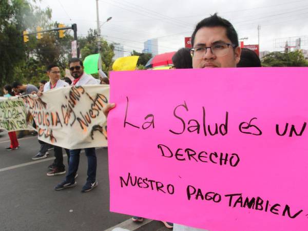 Los médicos residentes demandan de las autoridades que les paguen el salario-beca porque, de lo contrario, a partir del lunes amenazan con ejecutar acciones de protesta.