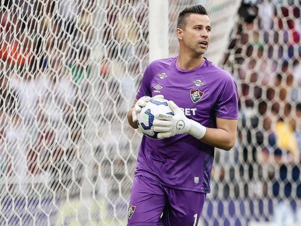 Con una trayectoria de casi 30 años, Fábio ha pasado por clubes como Bandeirante, Atlético Parananense, Cruzeiro, Vasco Da Gamo y Fluminense.