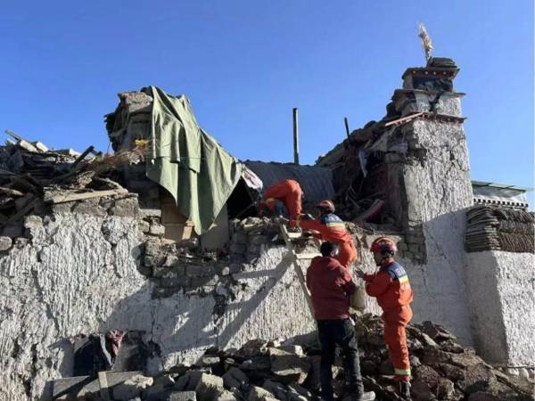 El último balance oficial del terremoto principal, correspondiente a las 15:00 hora local (07:00 GMT) del viernes, se mantiene en 16 los fallecidos y 76 los heridos, además de contabilizar 339 hogares con viviendas derrumbadas o dañadas y veinte instalaciones ganaderas afectadas.