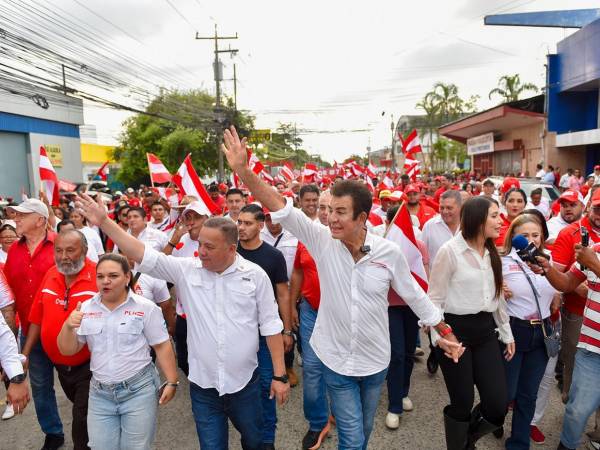 Salvador Nasralla encabezó un recorrido por las principales calles de Puerto Cortés, donde agradeció el respaldo que ha recibido en esa zona del país.