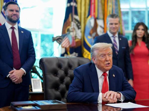 El presidente llamó a las compañías a mostrar públicamente los resultados de sus medicamentos contra la enfermedad que paralizó el planeta en 2020.