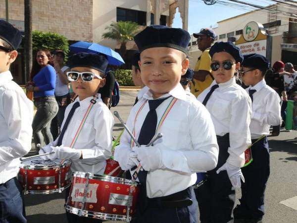 Con alegría y toda la actitud, este pequeñito de prebásica golpea el redoblante durante el desfile patrio en uno de los principales bulevares de la capital de Honduras. El ambiente que se vive es de patriotismo, alegría y acompañado de mensajes que cargan los menores.