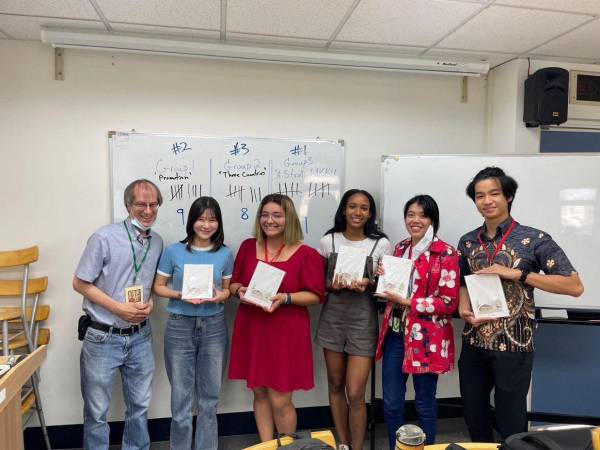 Sindy Paola Navarro Martínez (vestido rojo), es una joven becaria hondureña, estudiante de ingeniería aeroespacial en la National Cheng Kung University, en Taiwán.