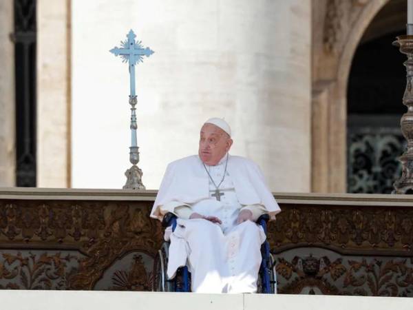 El papa Francisco vuelve ante los fieles tras su larga convalecencia