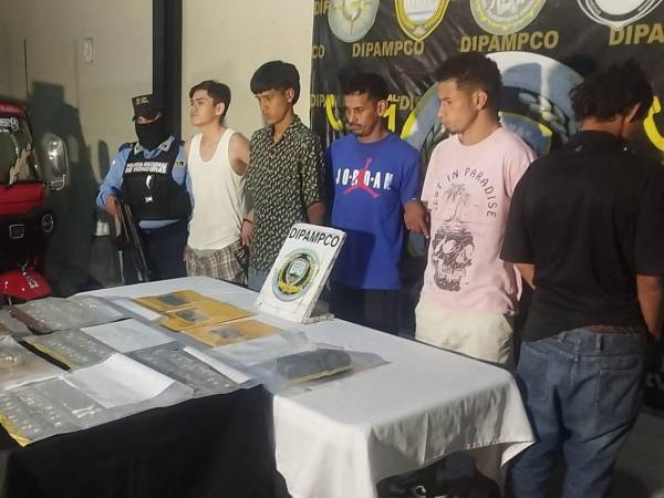 Los cinco integrantes de la Pandilla 18 fueron capturados por agentes de la Dipampco en la colonia Flor del Campo de Comayagüela y les decomisaron droga, un arma, munición, celulares y una mototaxi.