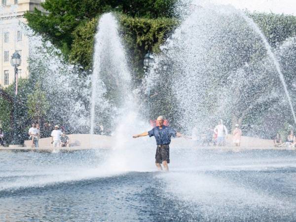Ante la ola de calor en algunos estados, varias personas acuden a parques para refrescarse.