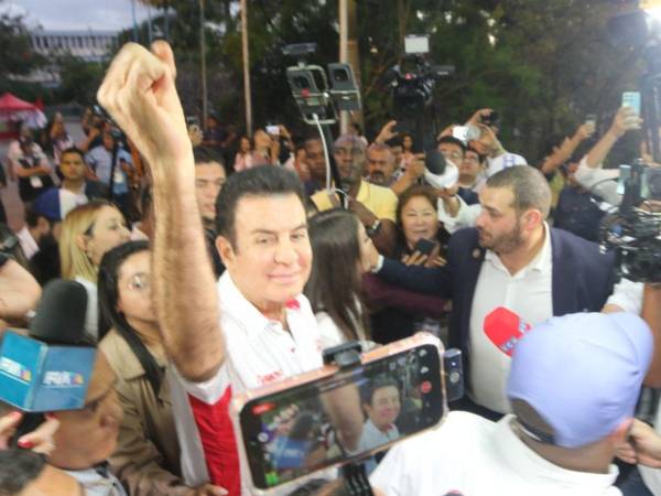 La jornada electoral en la Universidad Nacional Autónoma de Honduras (UNAH) cerró con tensiones, peleas y reclamos entre miembros de las Juntas Receptoras de Votos (JRV), luego de que algunas mesas decidieran cerrar las urnas pese a que el Consejo Nacional Electoral (CNE) había ampliado el horario de votación por una hora más.