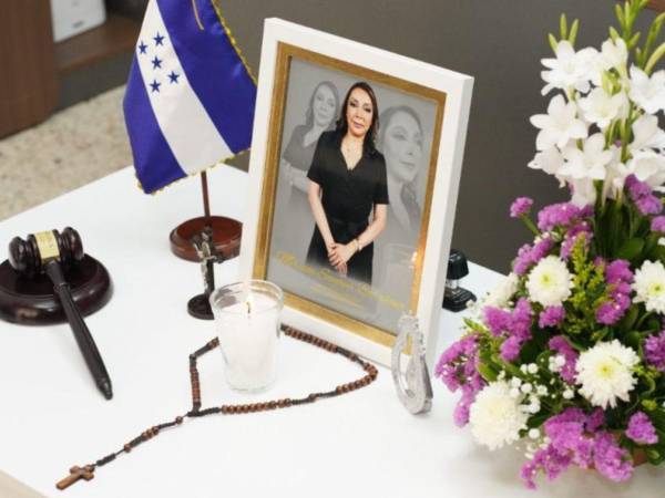 Los restos mortales de la magistrada del Tribunal de Justicia Electoral (TJE), Miriam Suyapa Barahona Rodríguez, fueron repatriados de Estados Unidos y llegaron a Honduras este martes 24 de marzo, con la finalidad de que familiares, amigos, colegas y figuras del ámbito político y legal le rindan homenaje previo al último adiós.