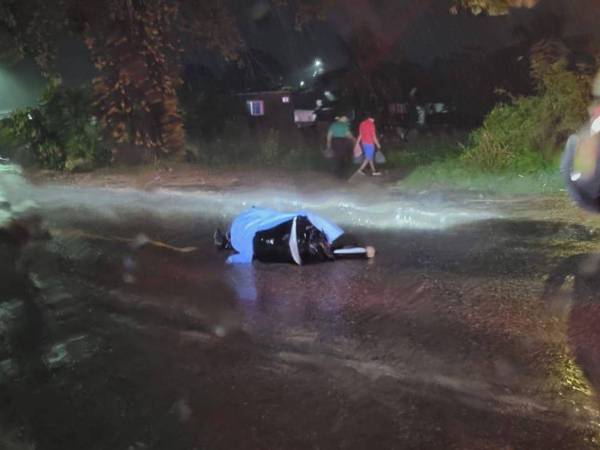 La víctima quedó tendida a mitad de la calle mientras caía una intensa lluvia en la zona norte.