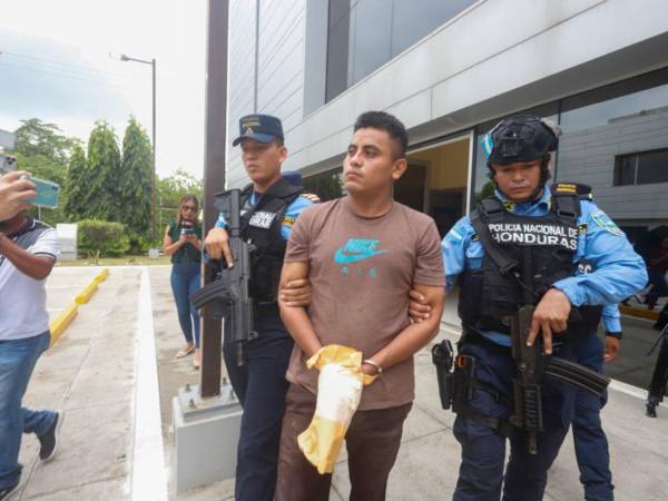 Agentes de la Policía Nacional capturaron a José Jeremías Veliz tras un enfrentamiento a disparos en la comunidad de Limones del municipio de La Lima, departamento de Cortés.