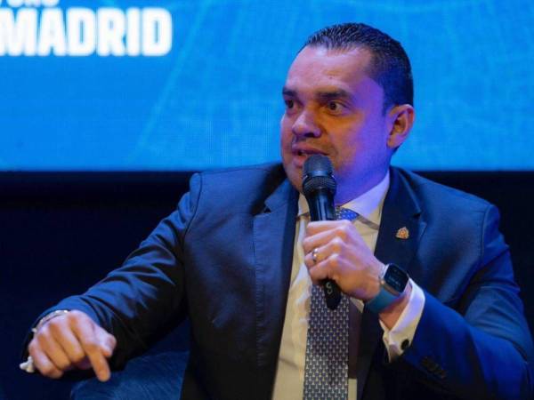 “A la comunidad internacional: estar alerta y pendientes de Honduras. Dios con nosotros”, advirtió el jefe de bancada nacionalista.