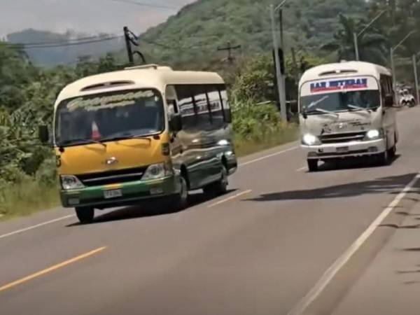 Momento en que dos autobuses rebasan en la carretera a Olancho, pese a que metros adelante es prohibido.