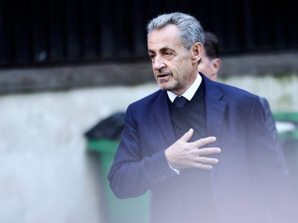 El expresidente francés Nicolas Sarkozy abandona su casa para ingresar en la prisión de La Santé, en París, Francia.