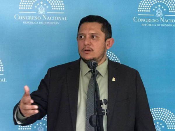 El diputado Edgardo Casaña aseguró que en el Presupuesto de la República del 2026 se establece el incremento salarial de los profesores.