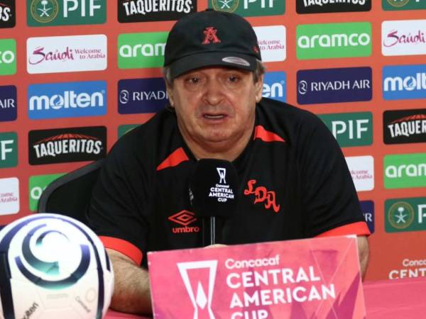 Óscar Ramírez cree que una jugada de balón parado puede definir el partido.