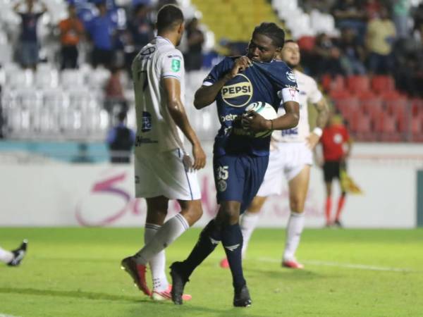 Cristopher Meléndez se fue al ataque y logró el error de la defensa del Cartaginés.
