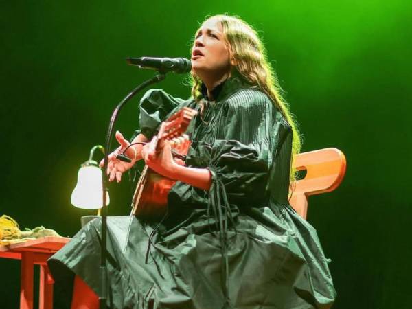 Con rap y spoken word, la artista mexicana visibiliza la violencia, los feminicidios y las desapariciones en América Latina, marcando un giro urbano en su trayectoria musical.