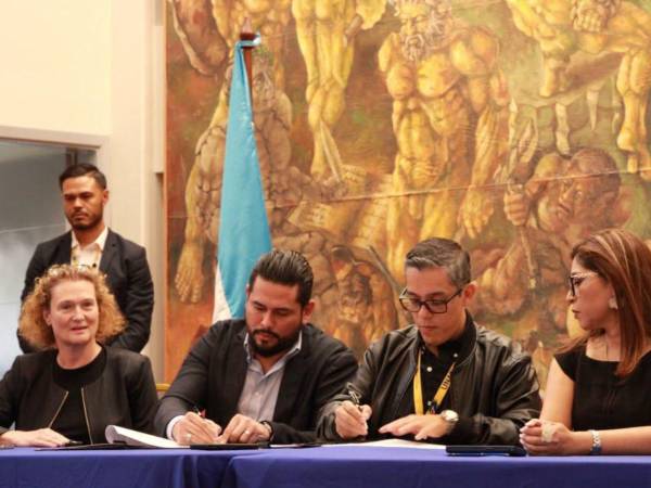 El convenio interinstitucional fue suscrito por el subsecretario de Inversiones y Proyectos de la Sesal, José Castillo y por el rector de la UNAH, Odir Fernández.