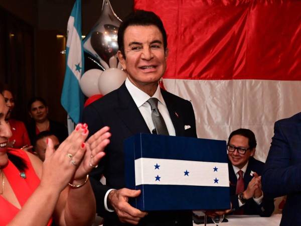 Nasralla y su esposa, la diputada Iroshka Elvir, recibieron un reconocimiento por su labor en favor de la comunidad hondureña en Estados Unidos.