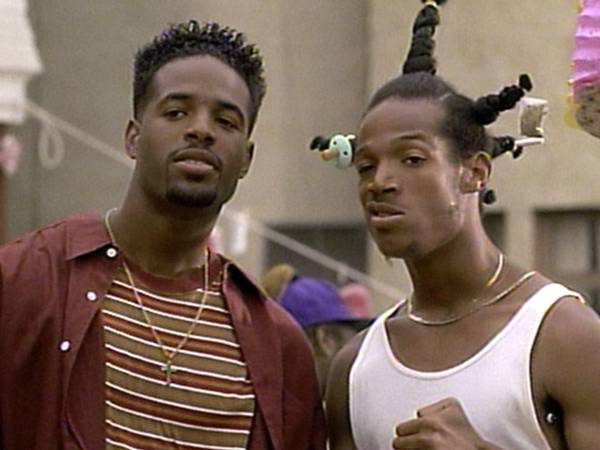 Tras haber firmado los guiones de las dos primeras películas, los Wayans vuelven al control del texto para entregar una nueva versión que remonte el bajo éxito de la última.