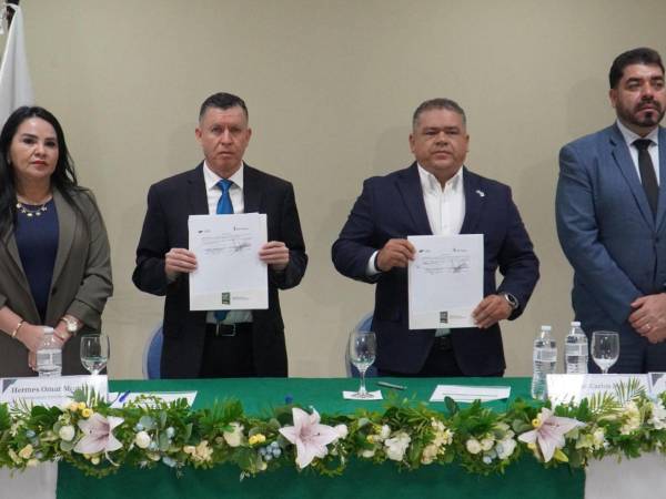 El comisionado presidente del IAIP, Hermes Omar Moncada y el presidente de la Amhon, Juan Carlos Molina, firmaron el convenio de cooperación interinstitucional entre ambas instituciones.