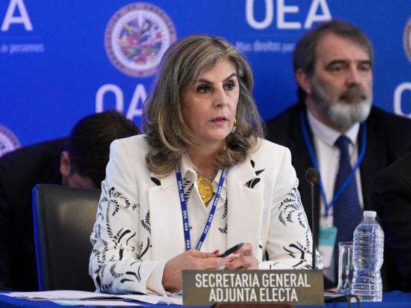 La diplomática colombiana Laura Gil habla este lunes 5 de mayo de 2025 en la sede de la Organización de los Estados Americanos (OEA), en Washington.