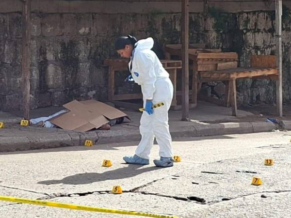 Equipos de Inspecciones Oculares de la Dirección Policial de Investigaciones (DPI) levantaron evidencias en la escena del crimen, las que contribuirán para identificar a los responsables del sangriento hecho.
