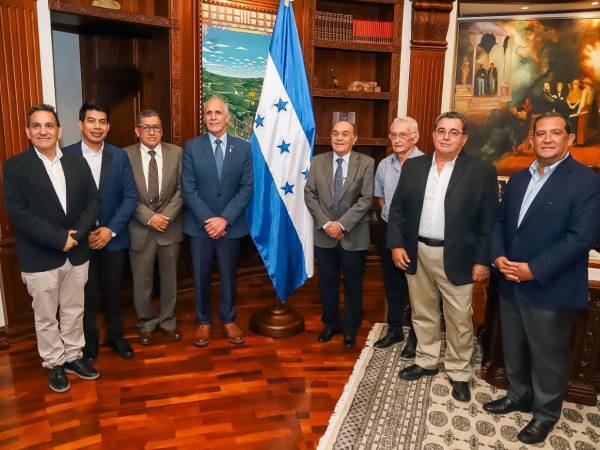 El presidente de la República, Nasry Asfura, recibió en Casa de Gobierno a la comisión de empresario del occidente que busca impulsar el desarrollo en el occidente del país.