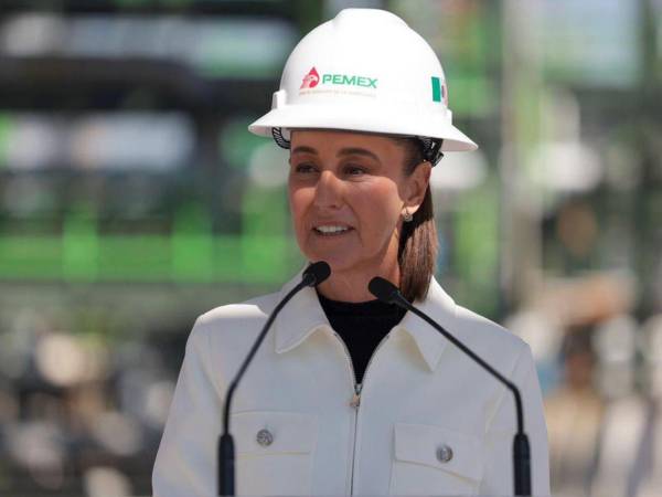 Fotografía cedida por la Presidencia de México que muestra a su mandataria, Claudia Sheinbaum, durante un acto protocolario este domingo, en la Tula.